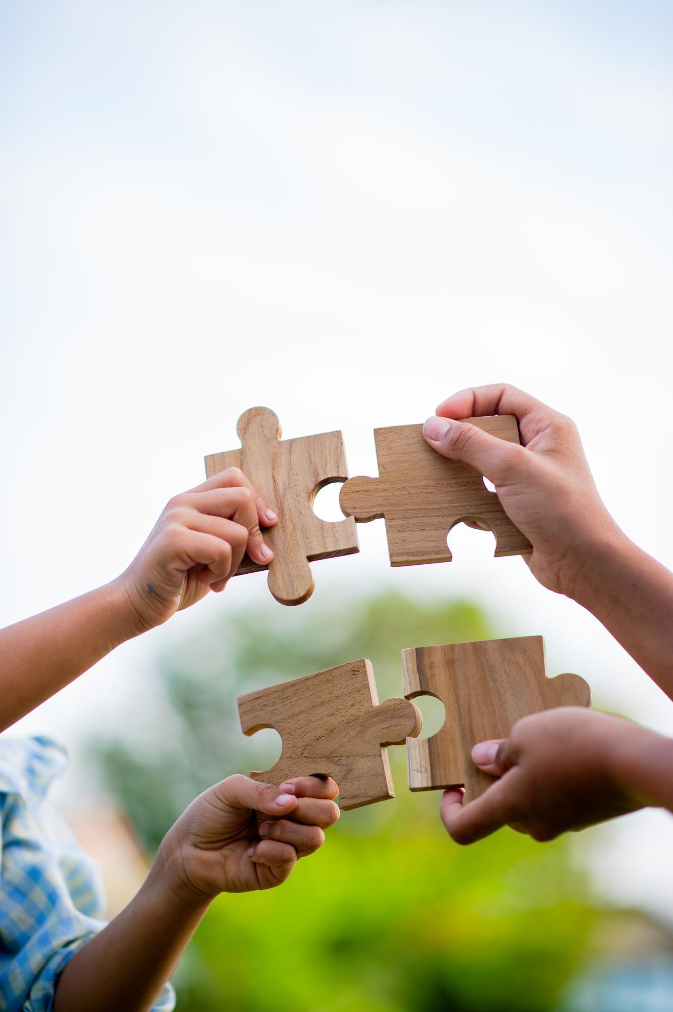 jigsaw-hands-combine-power-unity-teamwork-teamwork_24883-4547